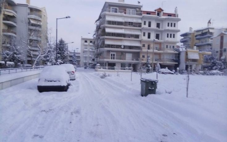 Θαμμένες στο χιόνι οι συνοικίες της Λάρισας – Σταμάτησε η χιονόπτωση, παγώνουν οι δρόμοι